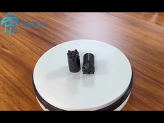 Czarny, zespolony przycisk z galwanizowaną i szybką stalą